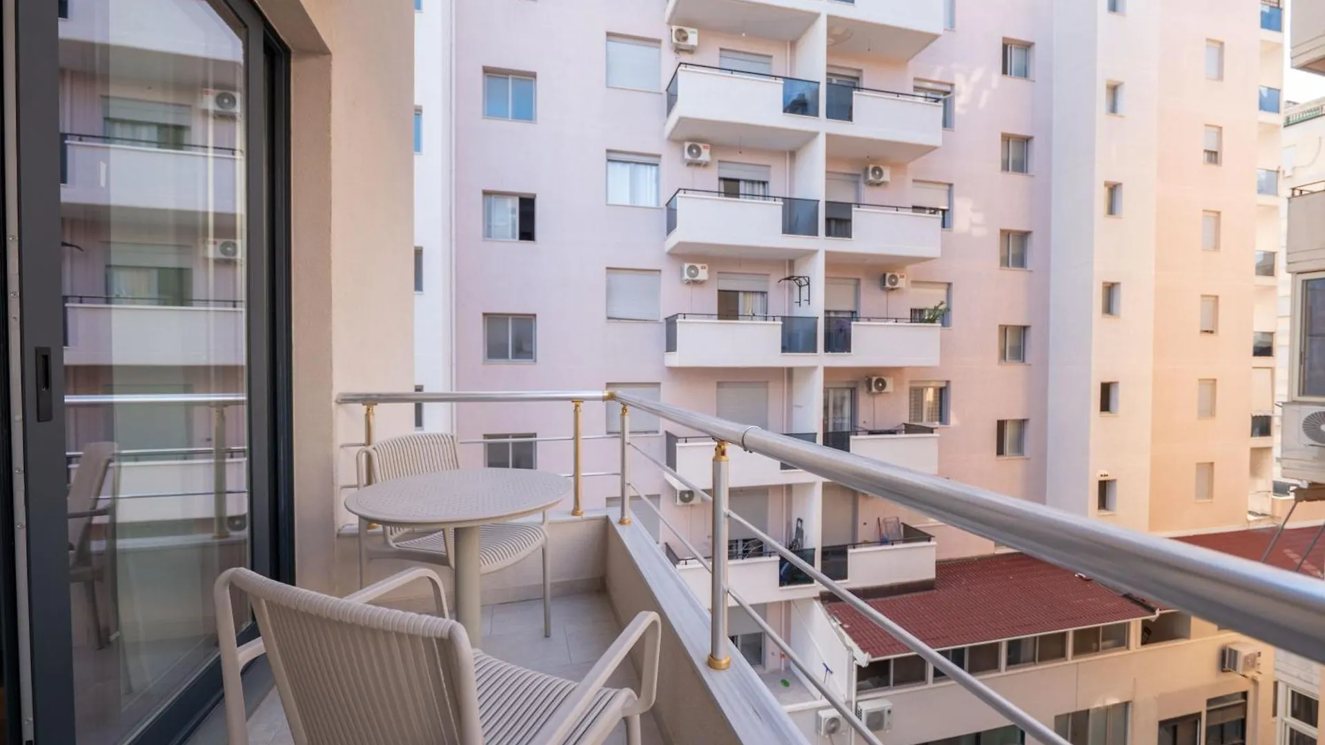 Sasso Hotel Vlorë 4*,