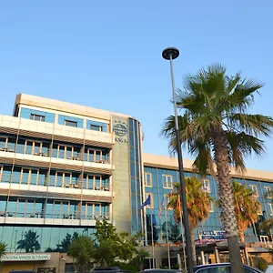Hotel International, Wlora